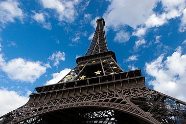 Eiffelturm mit gelben Sternen