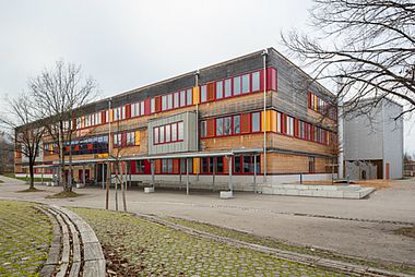 Schulhof und Schulgebäude