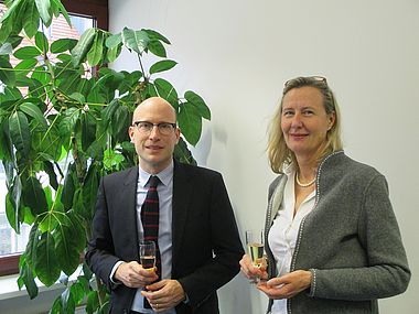 dena-Geschäftsführerin Kristina Haverkamp mit Sven Rösner vom DFBEE bei der Vertragsunterzeichnung. 