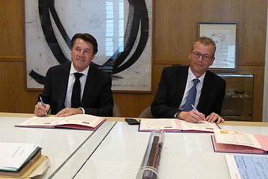 Nürnbergs Oberbürgermeister Dr. Ulrich Maly und sein Amtskollege aus Nizza Christian Estrosi unterzeichnen ein Klimaschutzabkommen